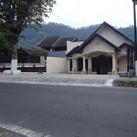 Shakila Guest House Malang Ngoại thất bức ảnh