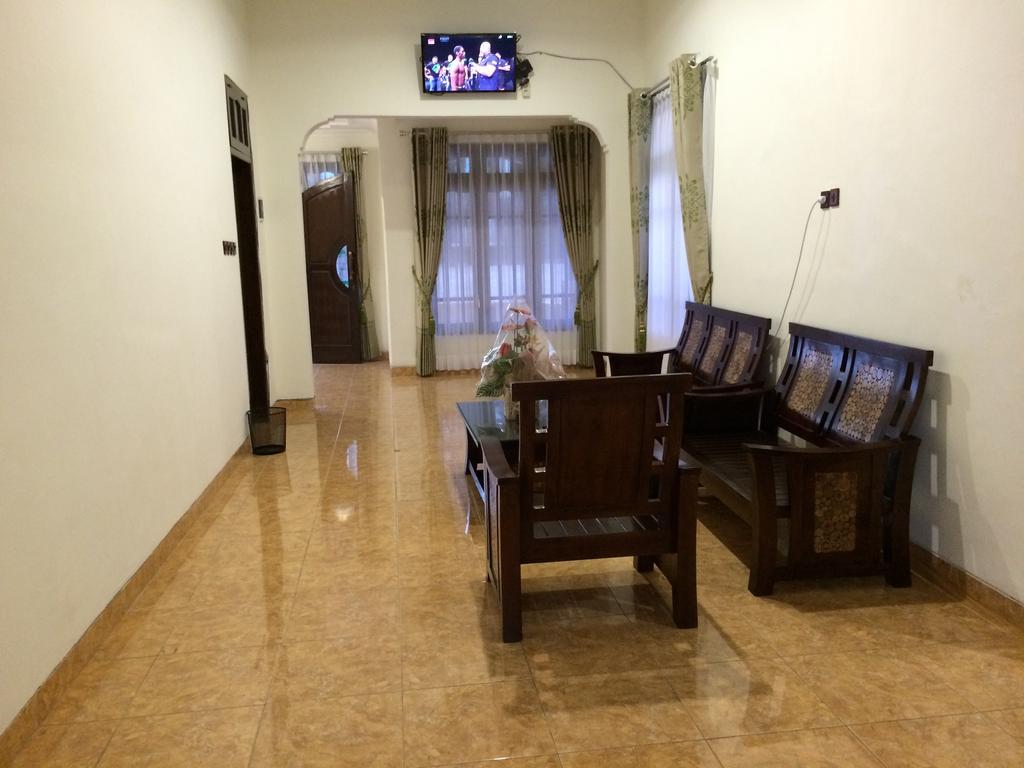 Shakila Guest House Malang Ngoại thất bức ảnh