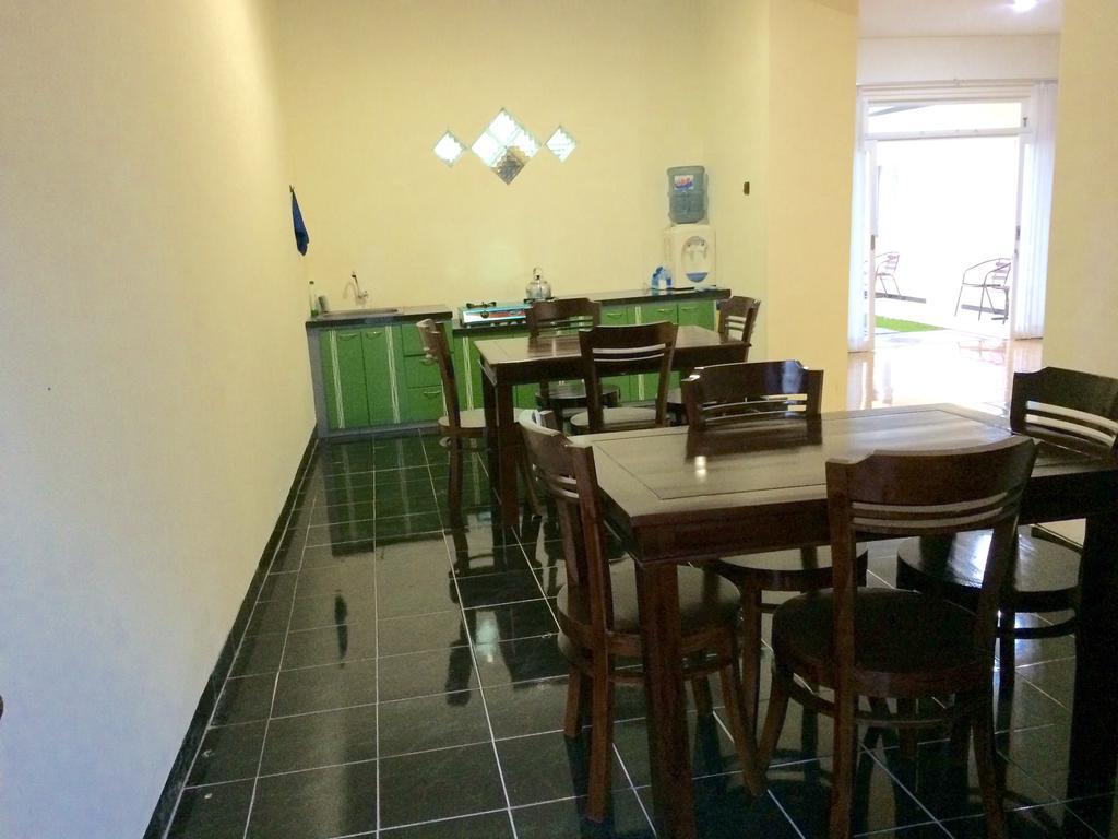 Shakila Guest House Malang Ngoại thất bức ảnh