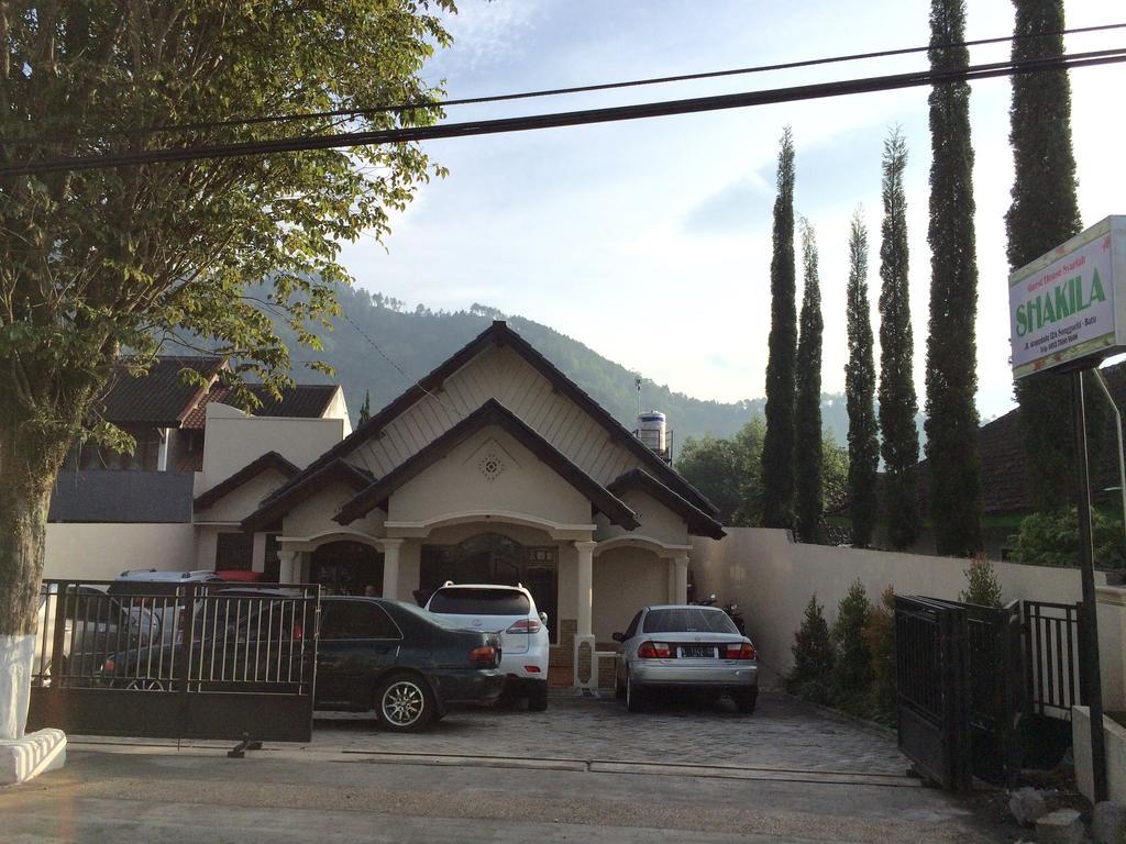 Shakila Guest House Malang Ngoại thất bức ảnh