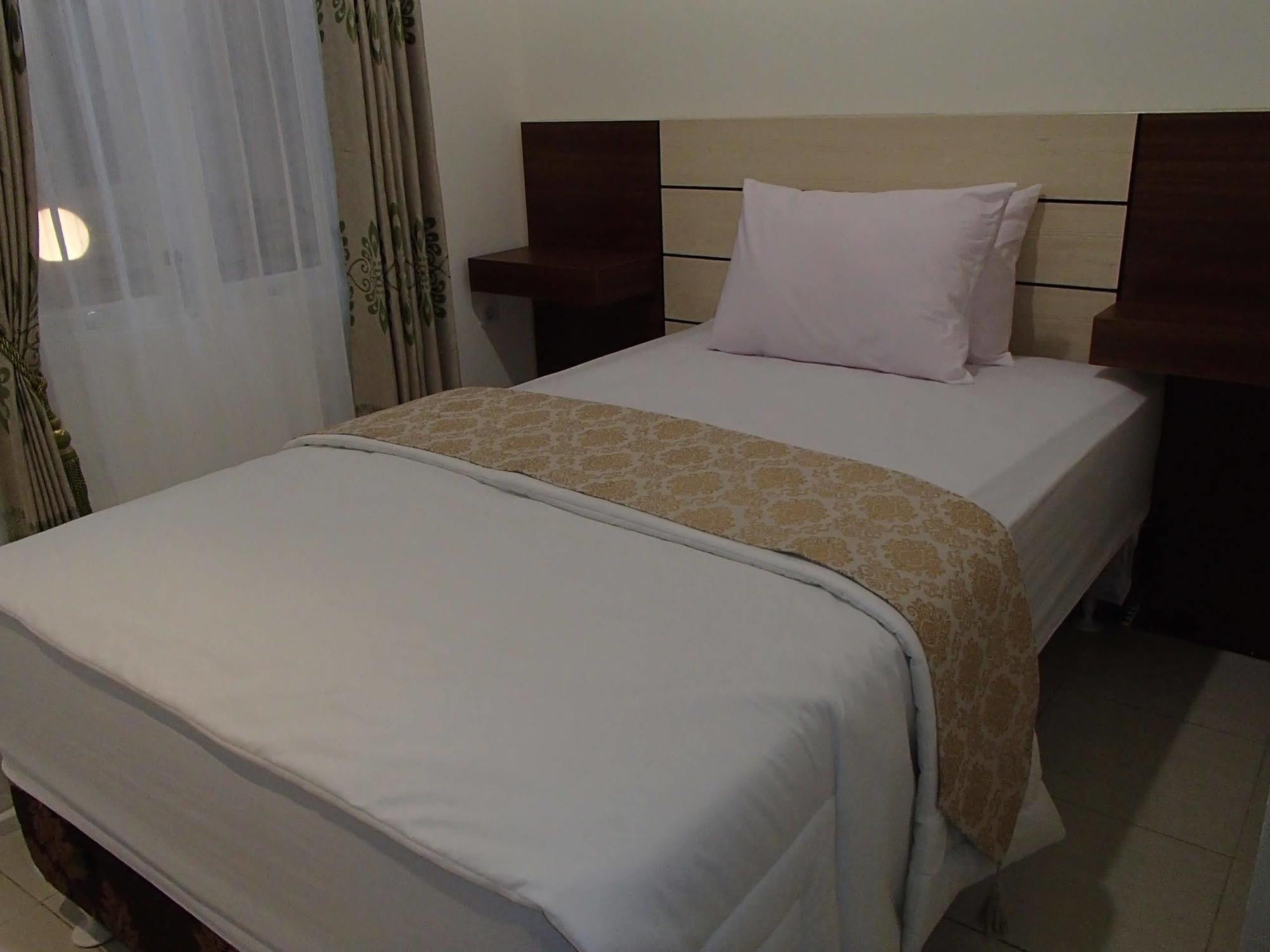 Shakila Guest House Malang Ngoại thất bức ảnh