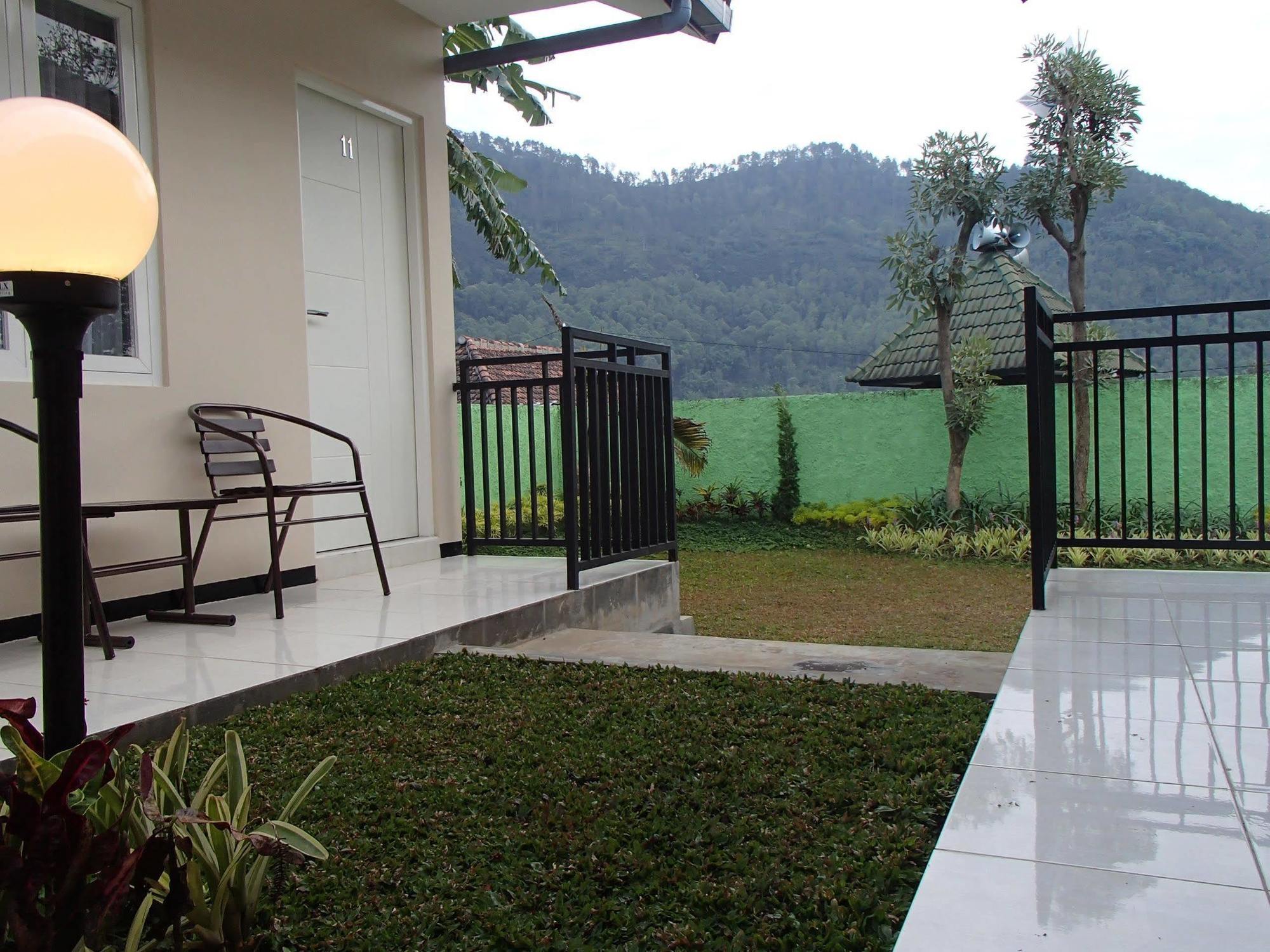 Shakila Guest House Malang Ngoại thất bức ảnh